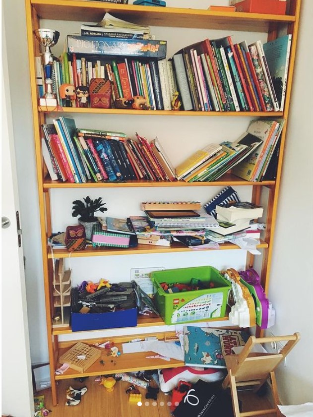 estantería infantil desordenada