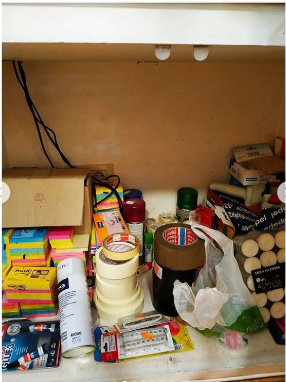 materiales de oficina desordenados